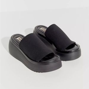 URBAN OUTFITTERS x STEVE MADDEN SCRUNCHY PLATFORM SANDAL